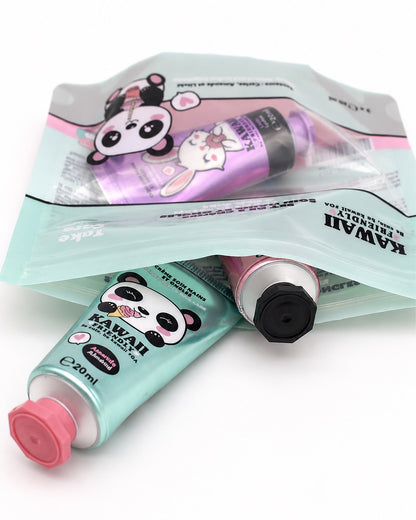 Pochette cadeau ouverte montrant les trois tubes de crème de 20 ml disposés à côté de leur emballage protecteur.