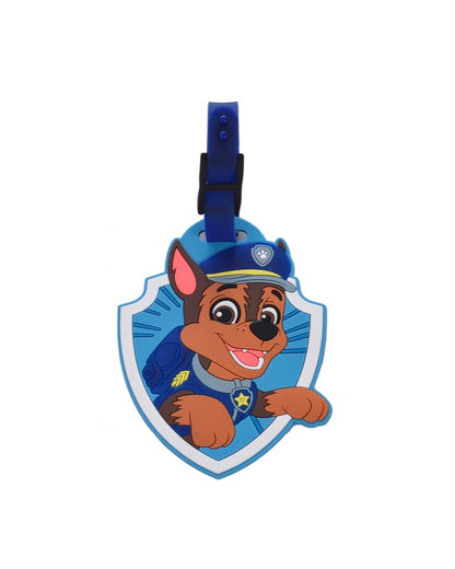 Étiquette à bagage officielle La Pat' Patrouille en silicone souple bleu en forme de blason en relief, représentant le visage de Chase avec son chapeau de policier. Une sangle ajustable bleue avec un passant noir est fixée au sommet.