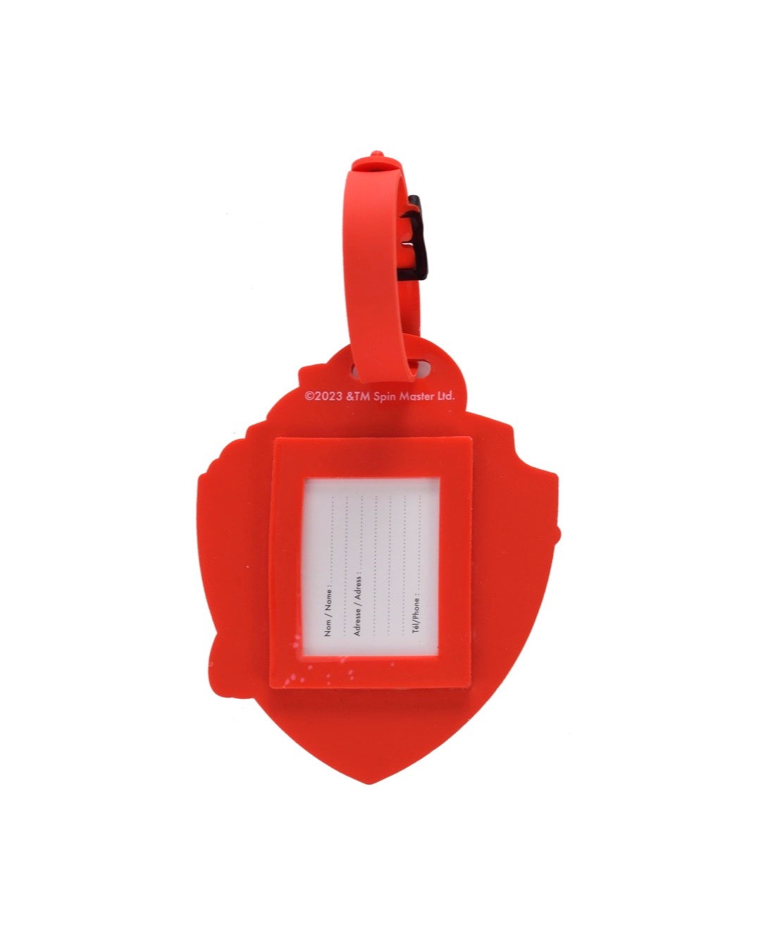 Vue arrière de l'étiquette en silicone rouge de Marcus La Pat' Patrouille. Elle révèle l'emplacement d'identification protégé par une fenêtre transparente avec une carte blanche pour inscrire le nom, l'adresse et le numéro de téléphone.
