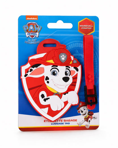Emballage cartonné bleu officiel de l'étiquette à bagage La Pat' Patrouille représentant Marcus le chien pompier. La boîte comporte les mentions bilingues Étiquette Bagage / Luggage Tag ainsi que le badge Marshall Pompier.