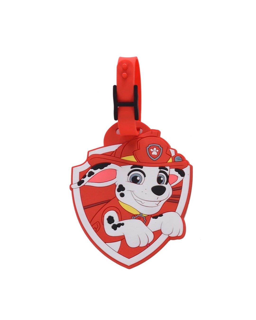 Étiquette à bagage officielle La Pat' Patrouille en silicone souple rouge en forme de blason en relief, représentant le visage de Marcus avec son chapeau de pompier. Une sangle ajustable rouge avec un passant noir est attachée au sommet.