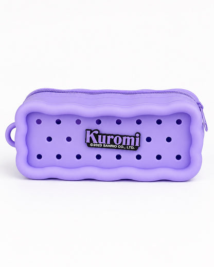 Vue arrière de l'étuit à crayon en silicone violette Kuromi Sanrio montrant la texture perforée unie pour y insérer et déplacer ses breloques.