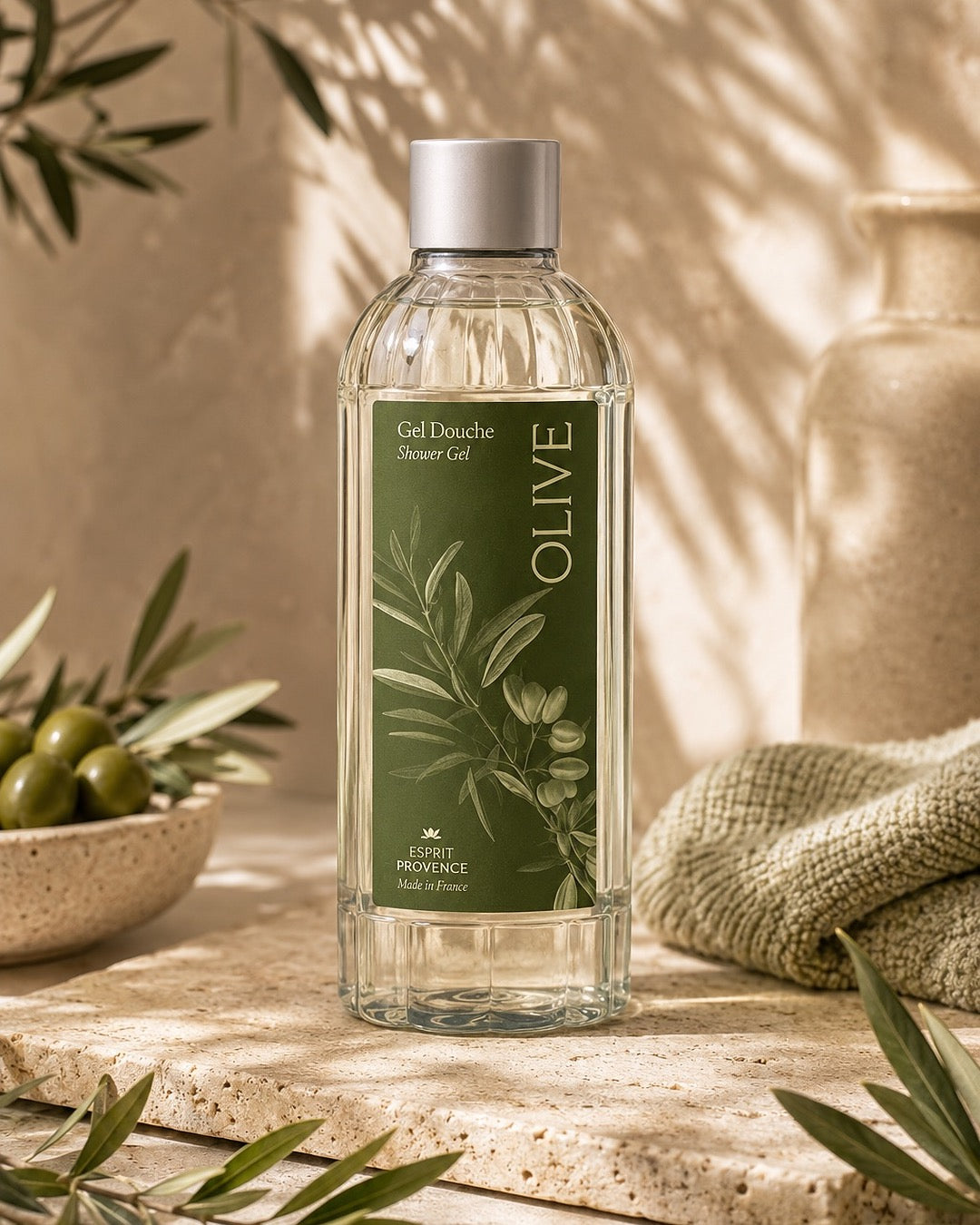Gel douche aux Fleurs d’Olivier 245 ml, enrichi en jus d’aloe vera bio. Signé Esprit Provence. Dans son ambiance olfactive.