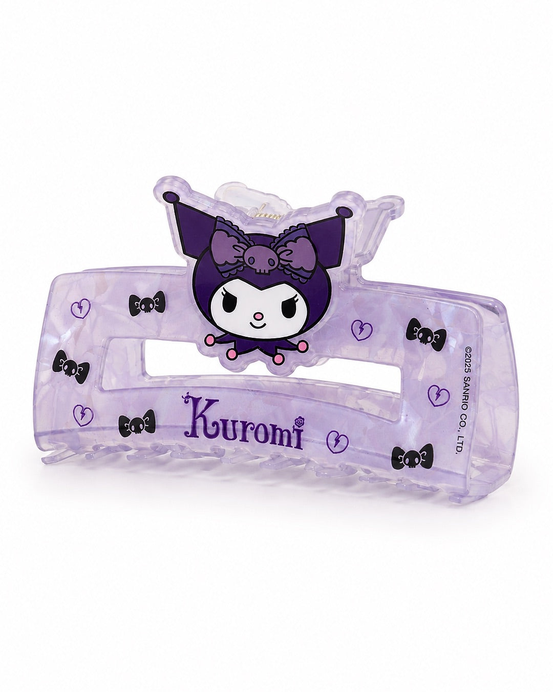 Vue de face d'une grande pince à cheveux rectangulaire mauve translucide nacré avec le personnage Kuromi Sanrio et de petites boucles noires et des coeurs violets.