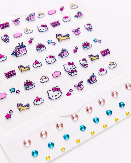 Gros plan détaillé sur les motifs kawaii de la plaquette d’ongles, montrant Hello Kitty, des licornes, des nuages et les strass brillants.