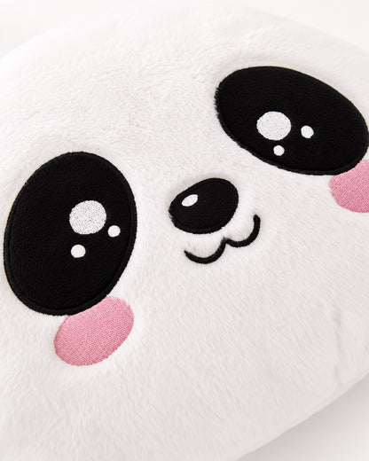 Gros plan sur le visage brodé d’un panda en peluche blanche douce avec des grands yeux noirs et des joues roses.