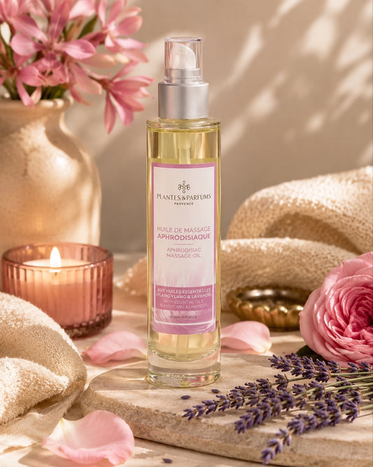 Huile de massage à pompe 100 ml, Sensuelle de Plantes & Parfums. Contenant en verre, dans son ambiance olfactive.