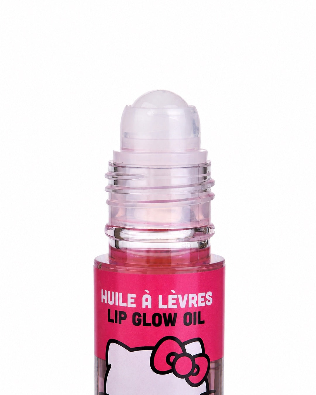 Gros plan détaillé sur l’embout à bille roulante transparent de l’huile à lèvres Hello Kitty Lip Glow Oil à la fraise.