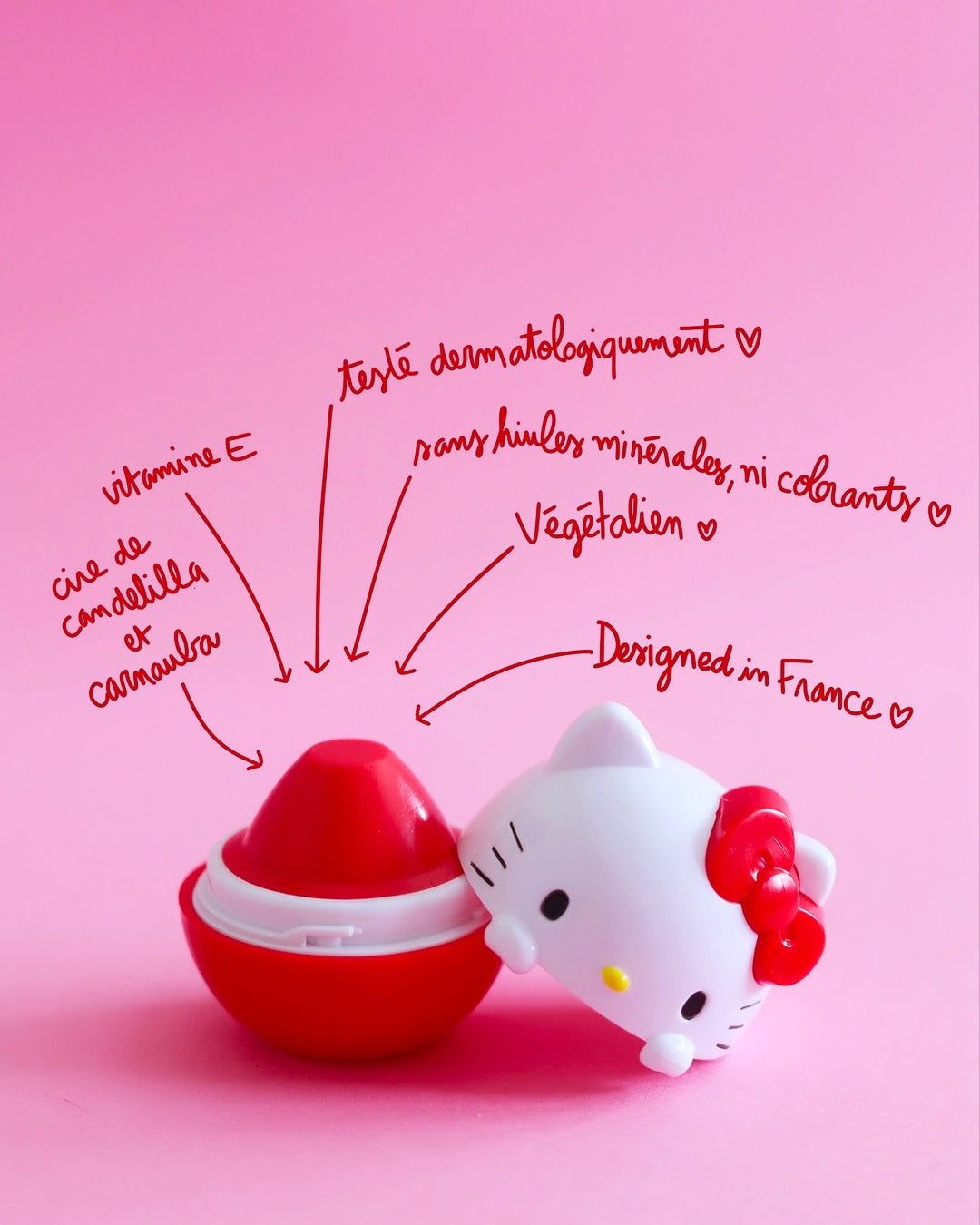 Infographie présentant le baume ouvert avec des annotations manuscrites sur les bienfaits : vitamine E, cires naturelles, végétalien et testé dermatologiquement.