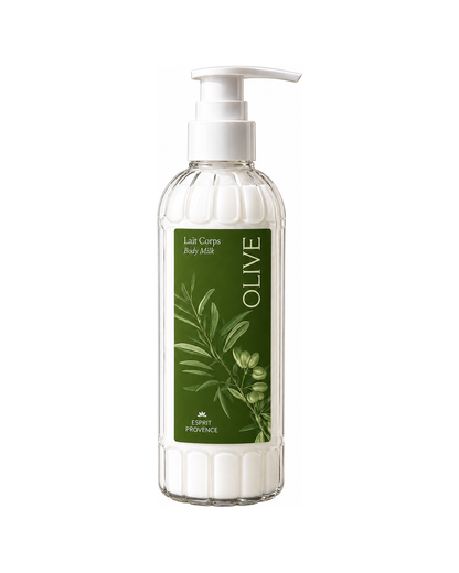 Lait pour corps aux Fleurs d’Olivier 240 ml, enrichi en huiles d’amande douce et d’argan, en beurre de karité et jus d’aloe vera bio. Signé Esprit Provence. Fond blanc.