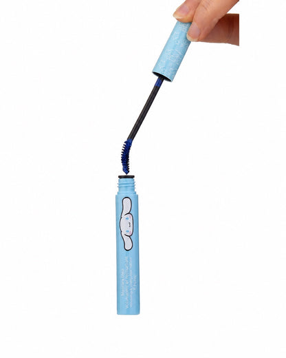 Boîtier d'emballage bleu contenant un tube de mascara bleu volumateur et recourbant illustré du personnage Cinnamoroll de Sanrio.
