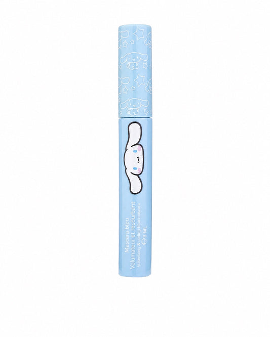 Boîtier d'emballage bleu contenant un tube de mascara bleu volumateur et recourbant illustré du personnage Cinnamoroll de Sanrio.