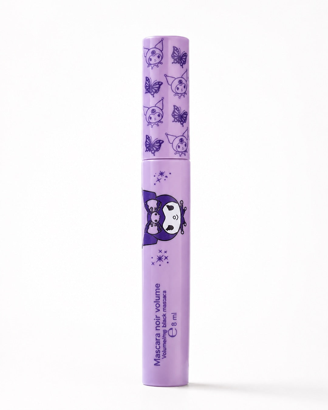 Vue de face du tube de mascara noir volume Kuromi Sanrio dans son tube de couleur mauve, des motifs de papillons et la tête du personnage Kuromi.