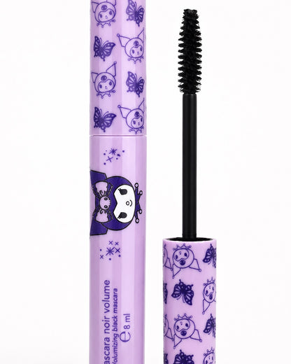 Mascara Kuromi ouvert montrant la brosse à poils noirs à côté de son tube de couleur mauve, des motifs de papillons et la tête du personnage Kuromi.