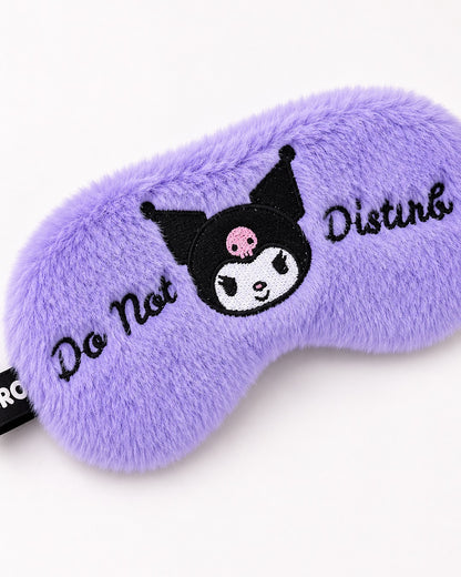 Vue rapprochée de biais d'un masque de sommeil en peluche violette Kuromi mettant en valeur la douceur du tissu et les broderies.