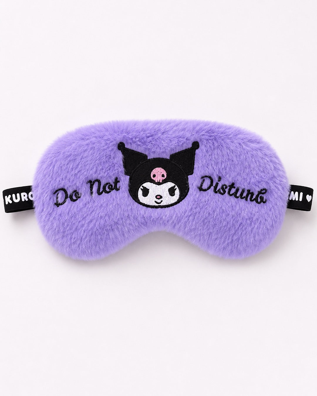 Vue de face d'un masque de nuit élastique en peluche violette avec le visage de Kuromi et l'inscription Do Not Disturb brodés.