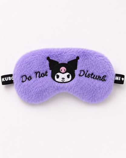 Vue de face d'un masque de nuit élastique en peluche violette avec le visage de Kuromi et l'inscription Do Not Disturb brodés.