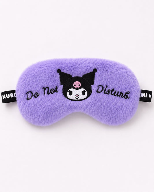 Vue de face d'un masque de nuit élastique en peluche violette avec le visage de Kuromi et l'inscription Do Not Disturb brodés.