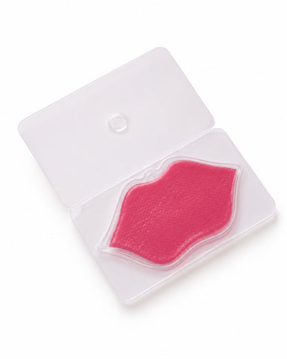 Boîtier en plastique transparent ouvert révélant le patch en hydrogel rose vif en forme de lèvres prêt pour l’application.