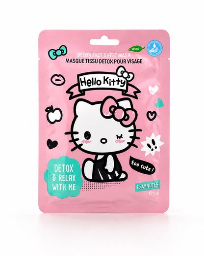 Vue de face du sachet rose du masque en tissu détox pour le visage Hello Kitty, orné d’illustrations de cœurs et de la célèbre mascotte.