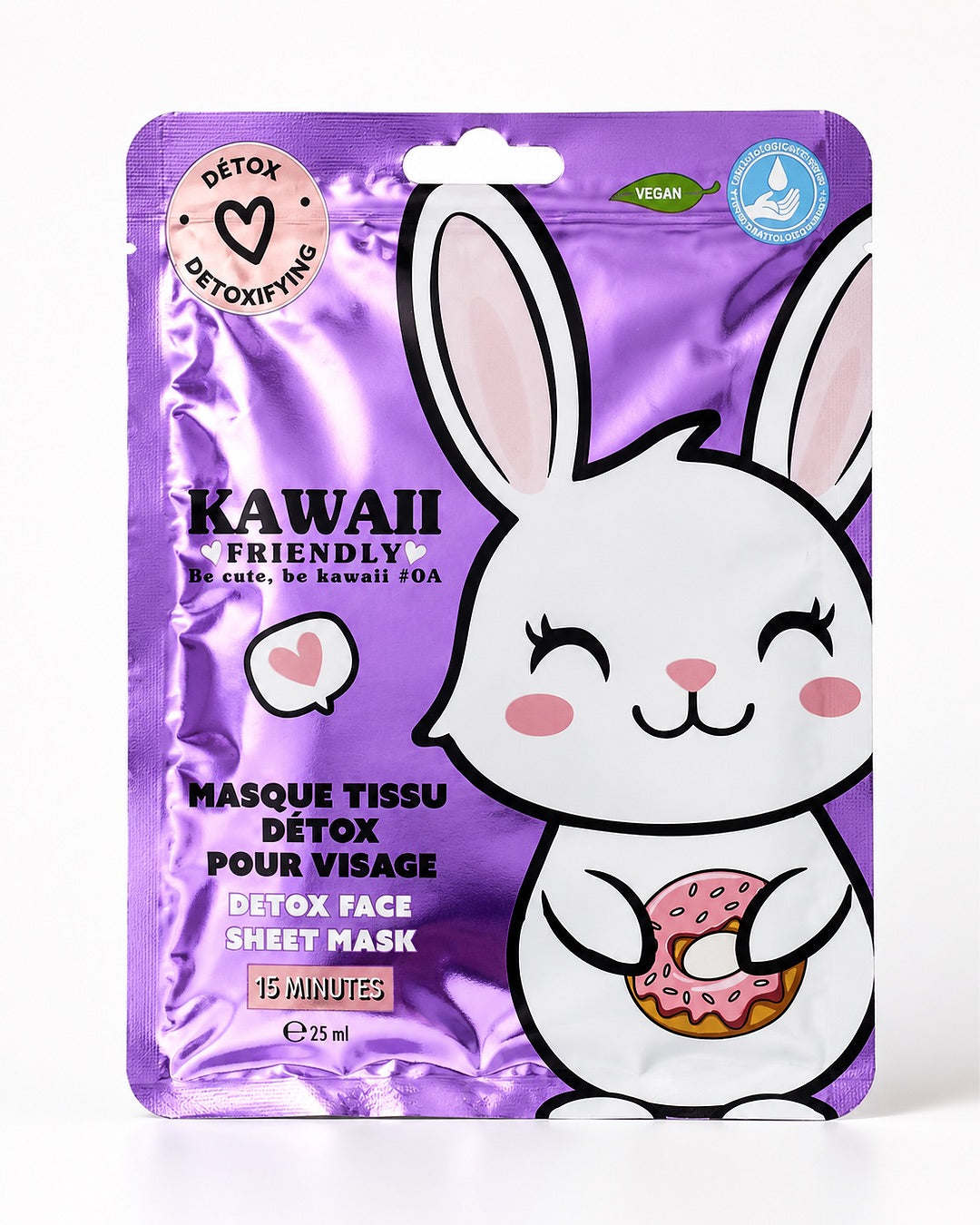 Vue de face du sachet mauve métallique de masque en tissu détox pour le visage, illustré d'un joli lapin blanc tenant un beigne rose.