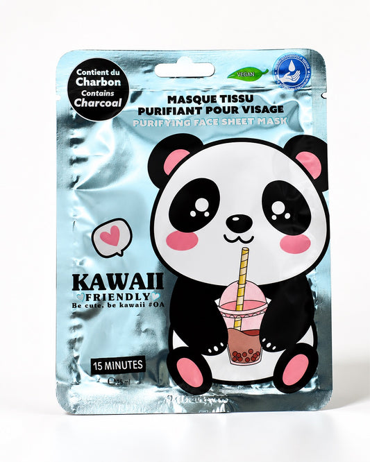Vue de face du sachet argenté de masque en tissu purifiant pour le visage au charbon, illustré d'un panda mignon buvant un thé aux perles.