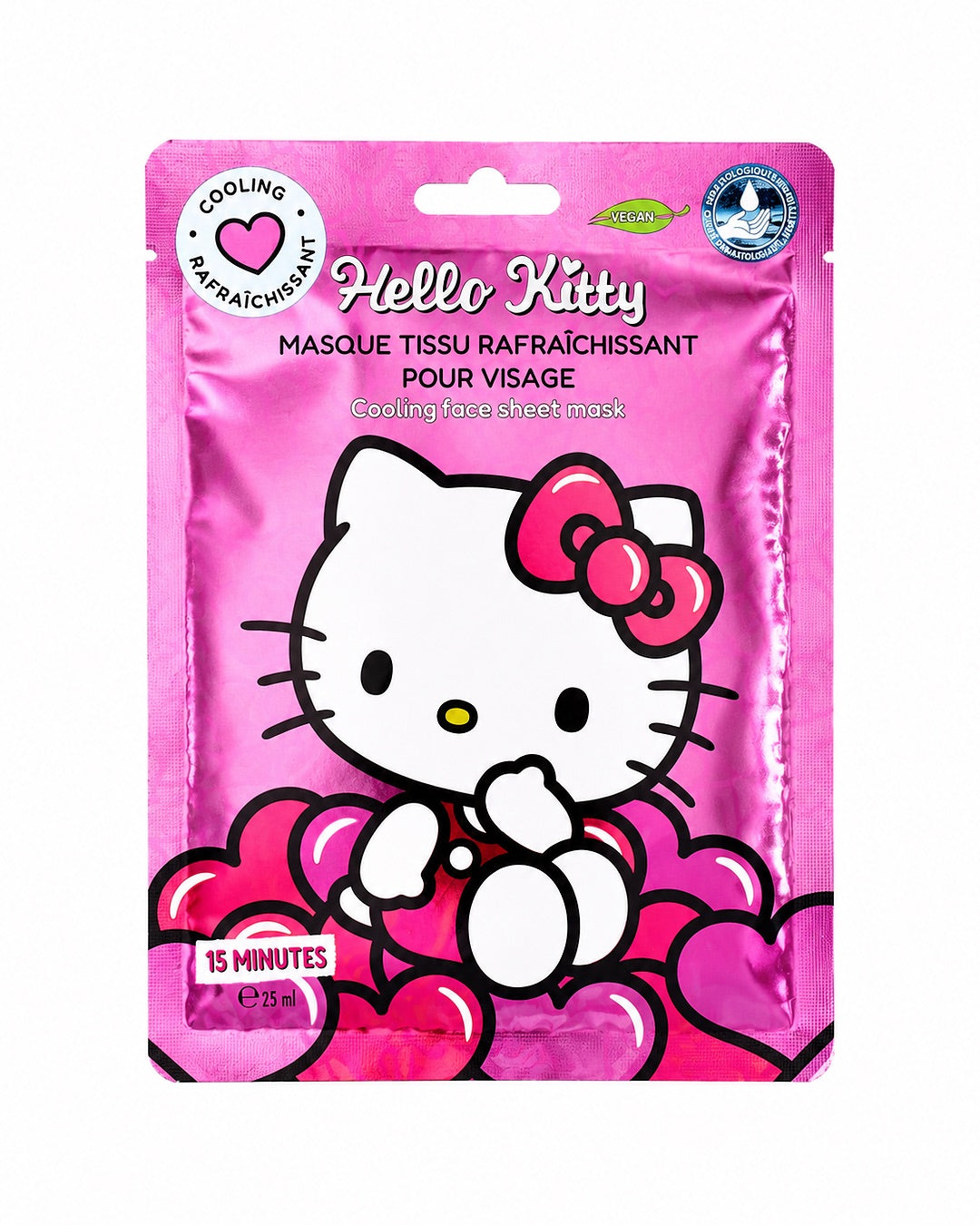 Vue de face du sachet rose brillant de masque en tissu rafraîchissant pour le visage, orné d’une illustration de Hello Kitty entourée de cœurs roses.