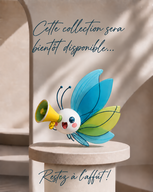 Illustration d'un petit papillon bleu et vert tenant un mégaphone jaune, posé sur un piédestal en pierre. Le texte indique : Cette collection sera bientôt disponible... Restez à l'affût !