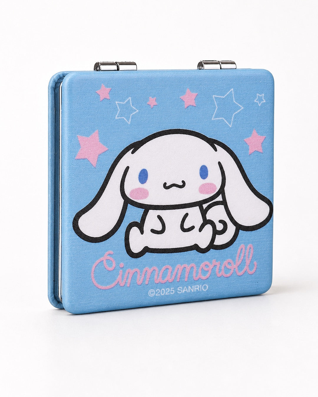 Miroir de poche carré et fermé de couleur bleu ciel avec une illustration de Cinnamoroll, des étoiles roses et des charnières métalliques.