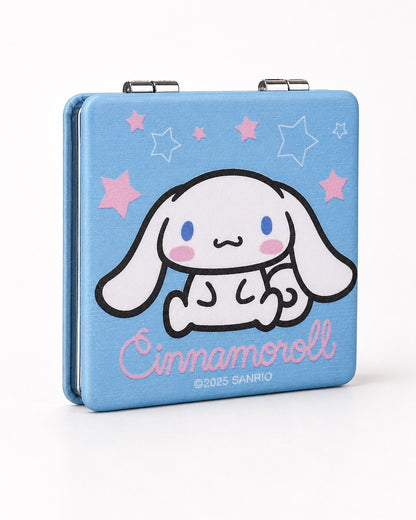 Miroir de poche carré et fermé de couleur bleu ciel avec une illustration de Cinnamoroll, des étoiles roses et des charnières métalliques.