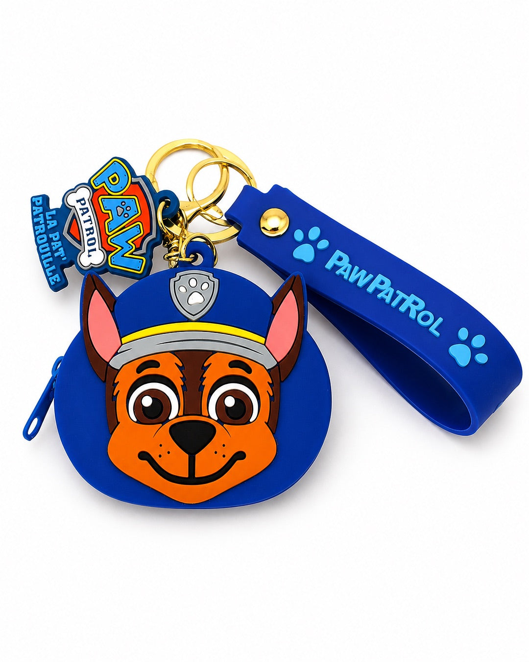 Mini porte-monnaie bleu officiel La Pat' Patrouille en silicone souple représentant le visage en relief du personnage de Chase. Il comprend une fermeture éclair, une lanière de poignet bleue avec logo, un anneau doré et une breloque officielle bilingue.