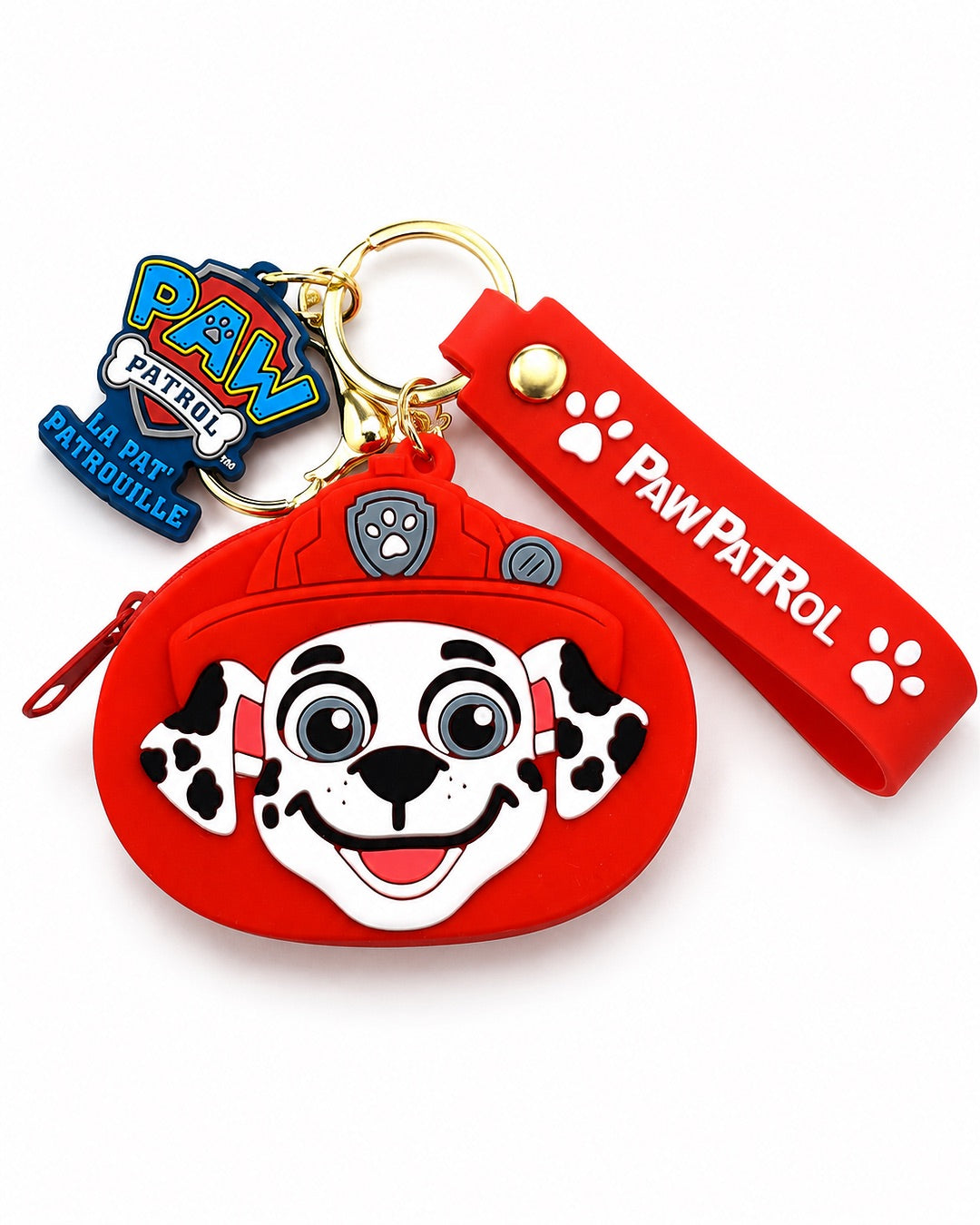 Mini porte-monnaie rouge officiel La Pat' Patrouille en silicone souple représentant le visage en relief du personnage de Marcus. Il comprend une fermeture éclair, une lanière de poignet rouge avec logo, un anneau doré et une breloque officielle bilingue.