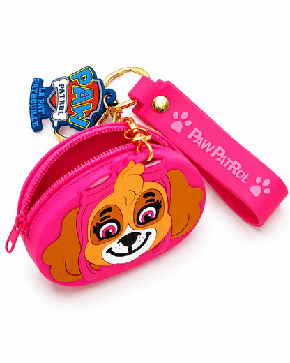Vue de trois-quarts du mini porte-monnaie en silicone rose de Stella La Pat' Patrouille entrouvert, montrant son espace de rangement pour l'argent de poche. La fermeture éclair rose, l'anneau doré et la lanière de poignet sont bien visibles.