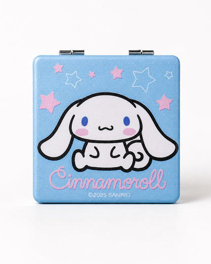 Miroir de poche carré et fermé de couleur bleu ciel avec une illustration de Cinnamoroll, des étoiles roses et des charnières métalliques.