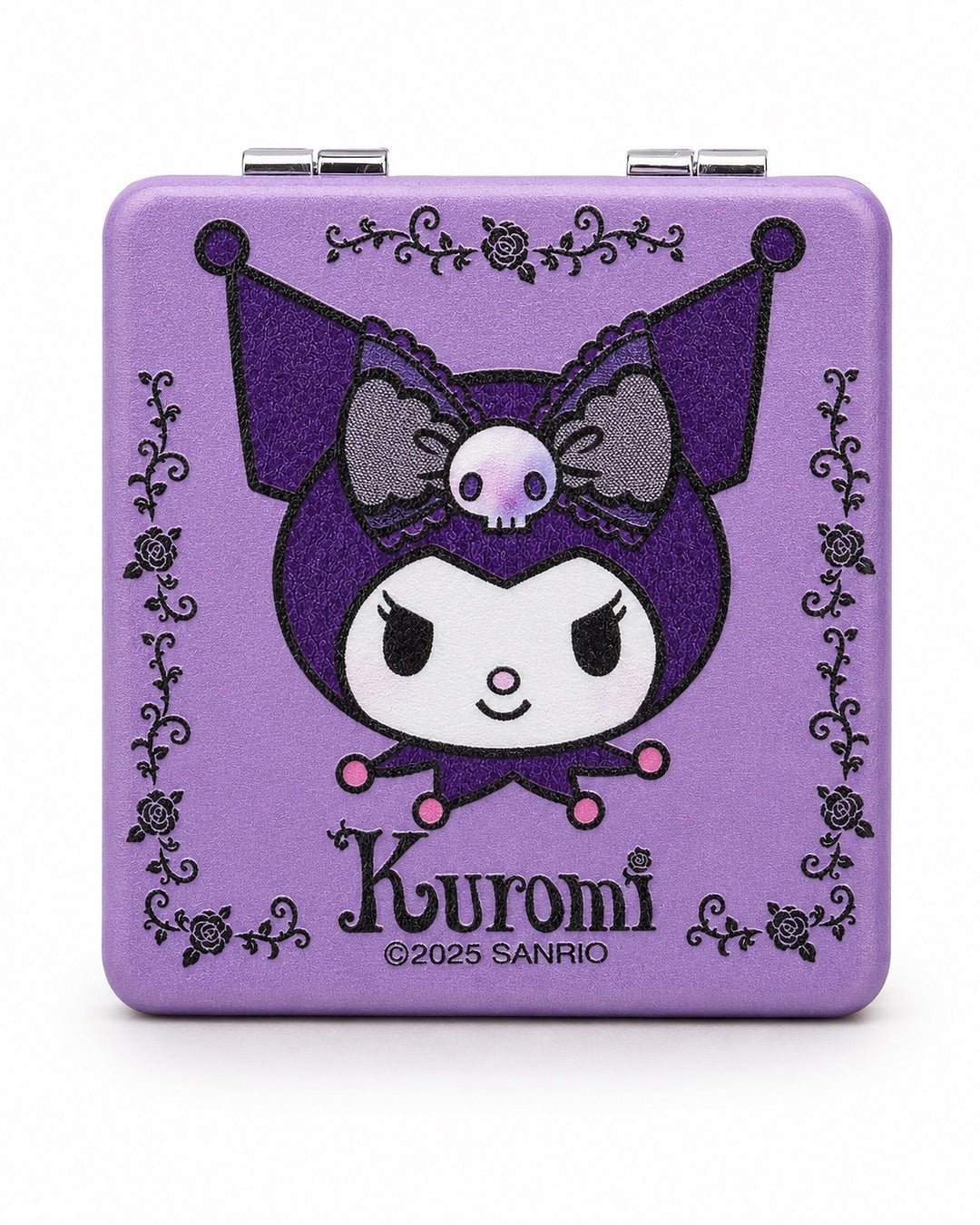 Vue de face du miroir de poche compact violet en similicuir avec des motifs brodé, le visage et le nom de Kuromi Sanrio.