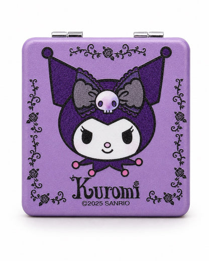 Vue de face du miroir de poche compact violet en similicuir avec des motifs brodé, le visage et le nom de Kuromi Sanrio.