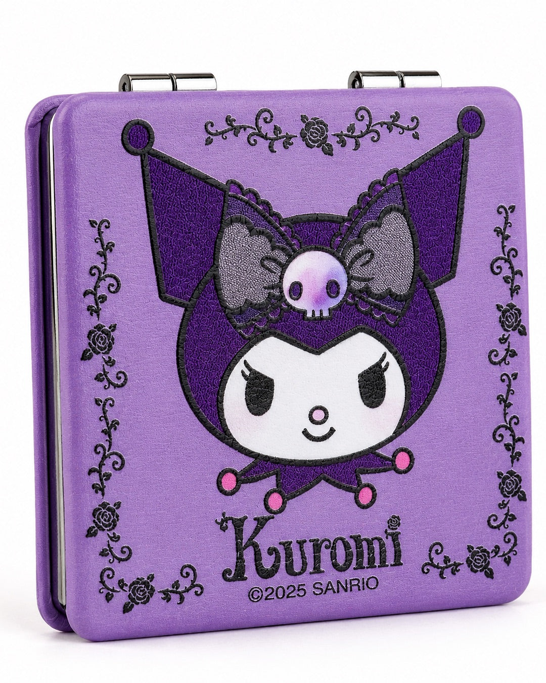 Vue de biais, du miroir de poche compact violet en similicuir avec des motifs brodé, le visage et le nom de Kuromi Sanrio.