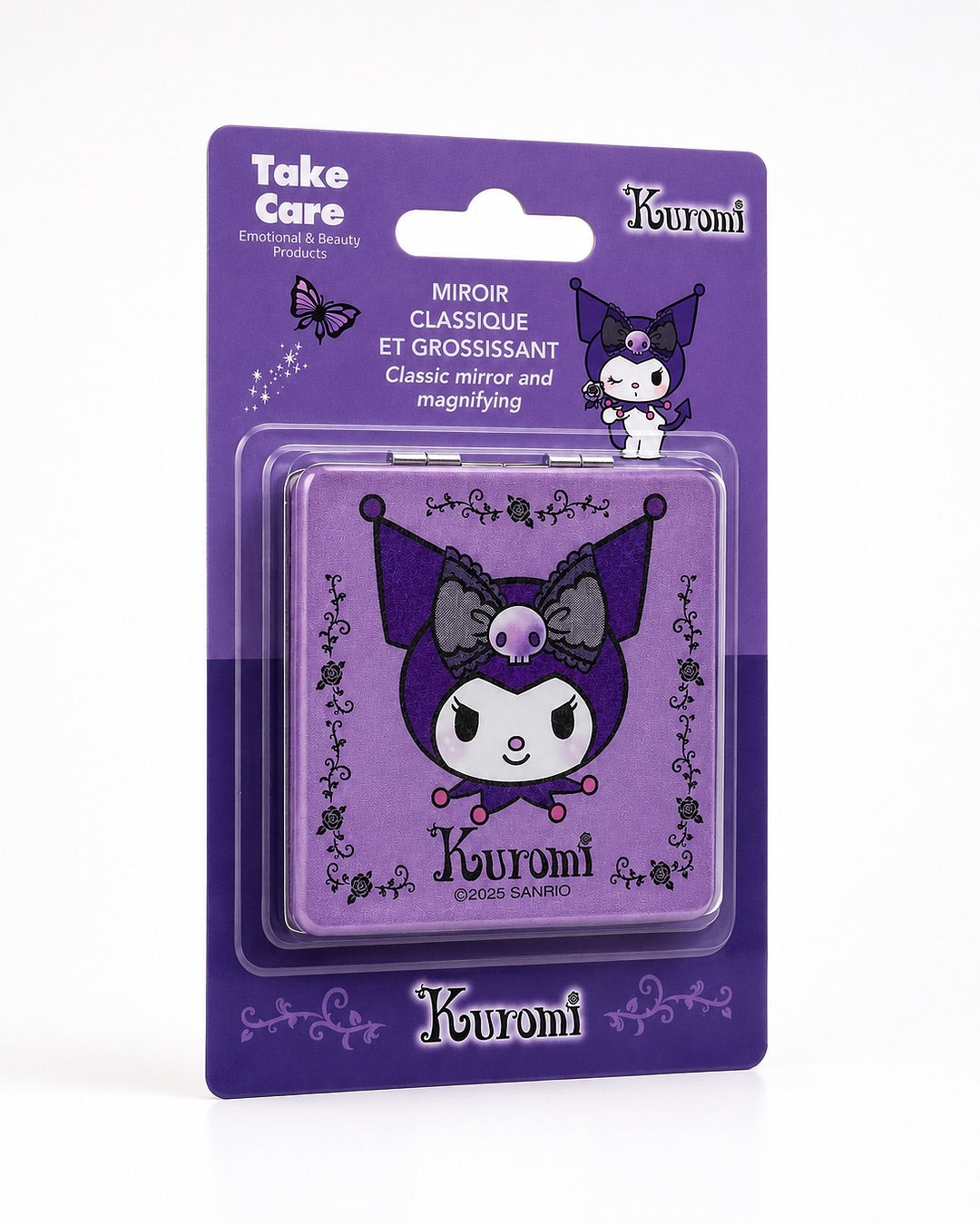 Vue de biais du miroir de poche compact violet en similicuir avec des motifs brodé, le visage et le nom de Kuromi Sanrio dans son emballage mauve et violet inscrit Take Care, Kuromi et le Miroir Classique et Grossissant.