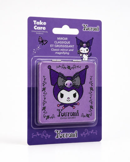 Vue de biais du miroir de poche compact violet en similicuir avec des motifs brodé, le visage et le nom de Kuromi Sanrio dans son emballage mauve et violet inscrit Take Care, Kuromi et le Miroir Classique et Grossissant.