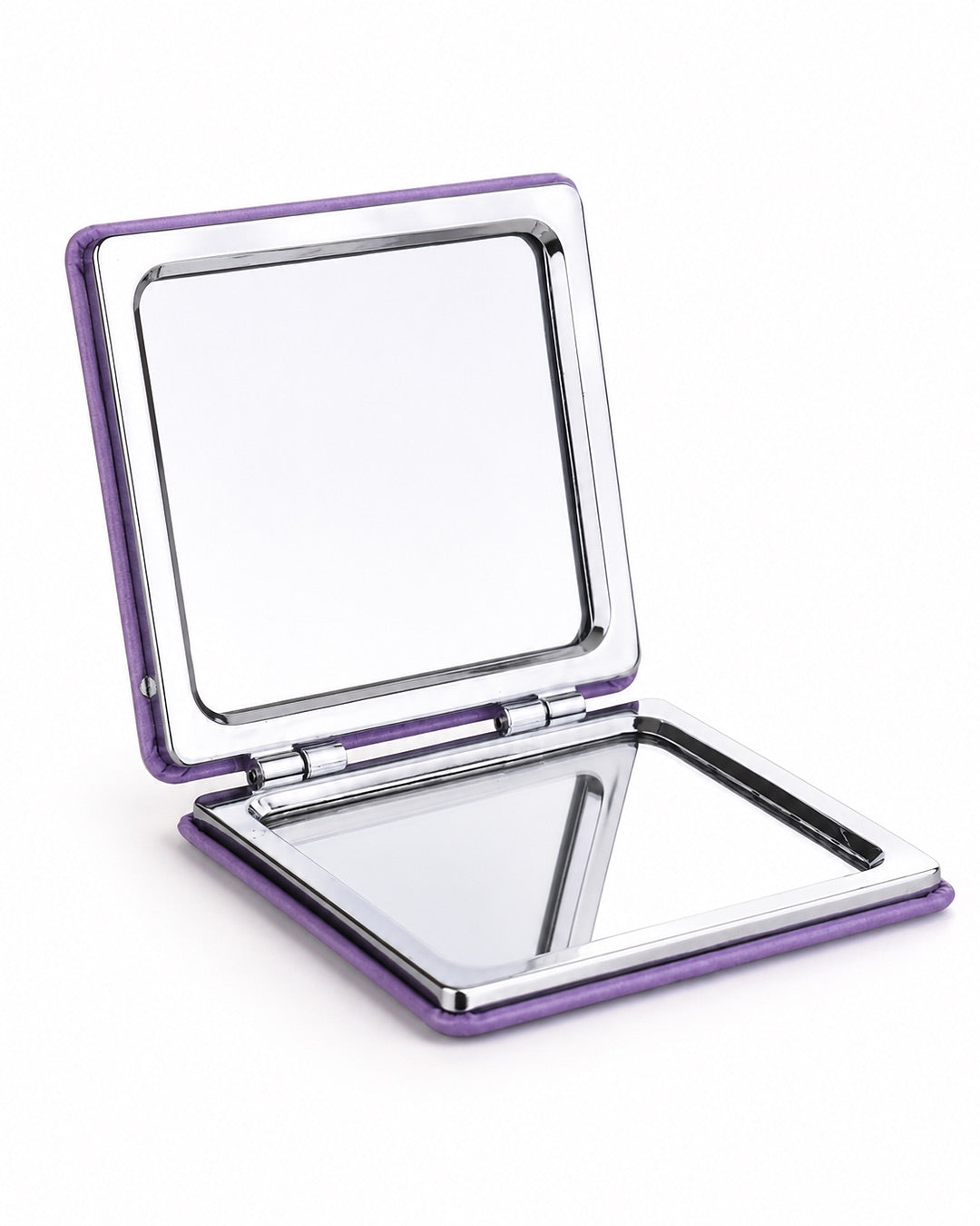 Miroir compact Kuromi ouvert montrant le miroir classique et le miroir grossissant pour les retouches de maquillage.