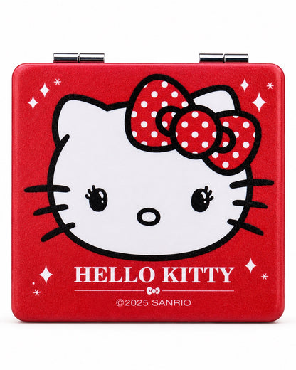 Vue de face d’un miroir de poche carré rouge Hello Kitty en simili-cuir, illustré avec le visage de la mascotte et son nœud à pois.