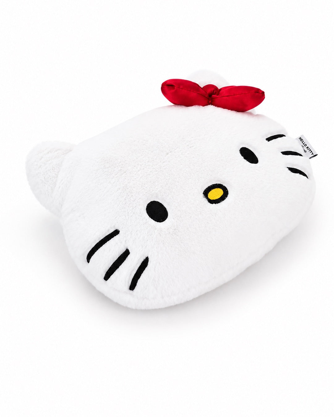 Vue de trois quarts du coussin décoratif en peluche Hello Kitty doux montrant son épaisseur et sa texture moelleuse.