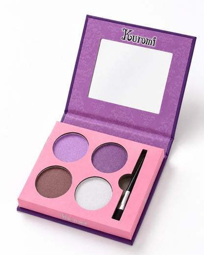 Palette de fards à paupières Kuromi ouverte montrant un miroir intégré, un pinceau applicateur et 4 teintes de fards (violet, mauve, brun et blanc).