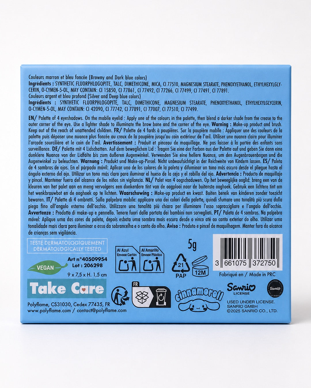 Une palette de fards à paupières Sanrio Cinnamoroll à 4 couleurs ouverte, comprenant des teintes mates et irisées de bleu, gris foncé, brun et argent, avec un applicateur double embout et un miroir intégré.