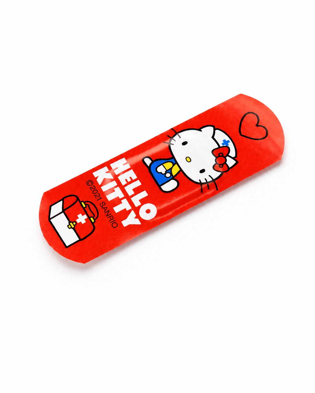 Vue rapprochée et inclinée d’un pansement Hello Kitty rouge étanche affichant la mascotte habillée en infirmière.