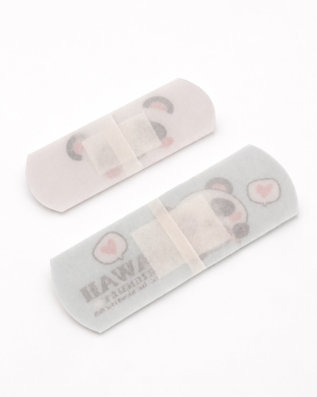 Vue arrière des deux pansements dans leur emballage de protection individuel stérile et transparent.