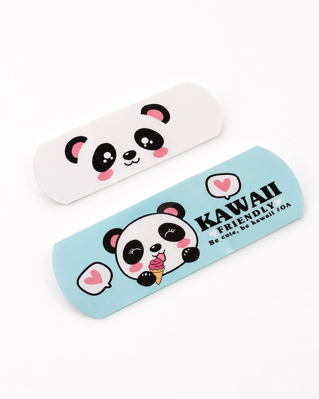 Vue en perspective de deux pansements étalés, l'un blanc avec un visage de panda et l'un bleu ciel montrant un panda mangeant une crème glacée.