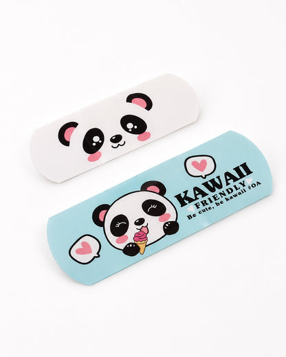 Vue en perspective de deux pansements étalés, l'un blanc avec un visage de panda et l'un bleu ciel montrant un panda mangeant une crème glacée.