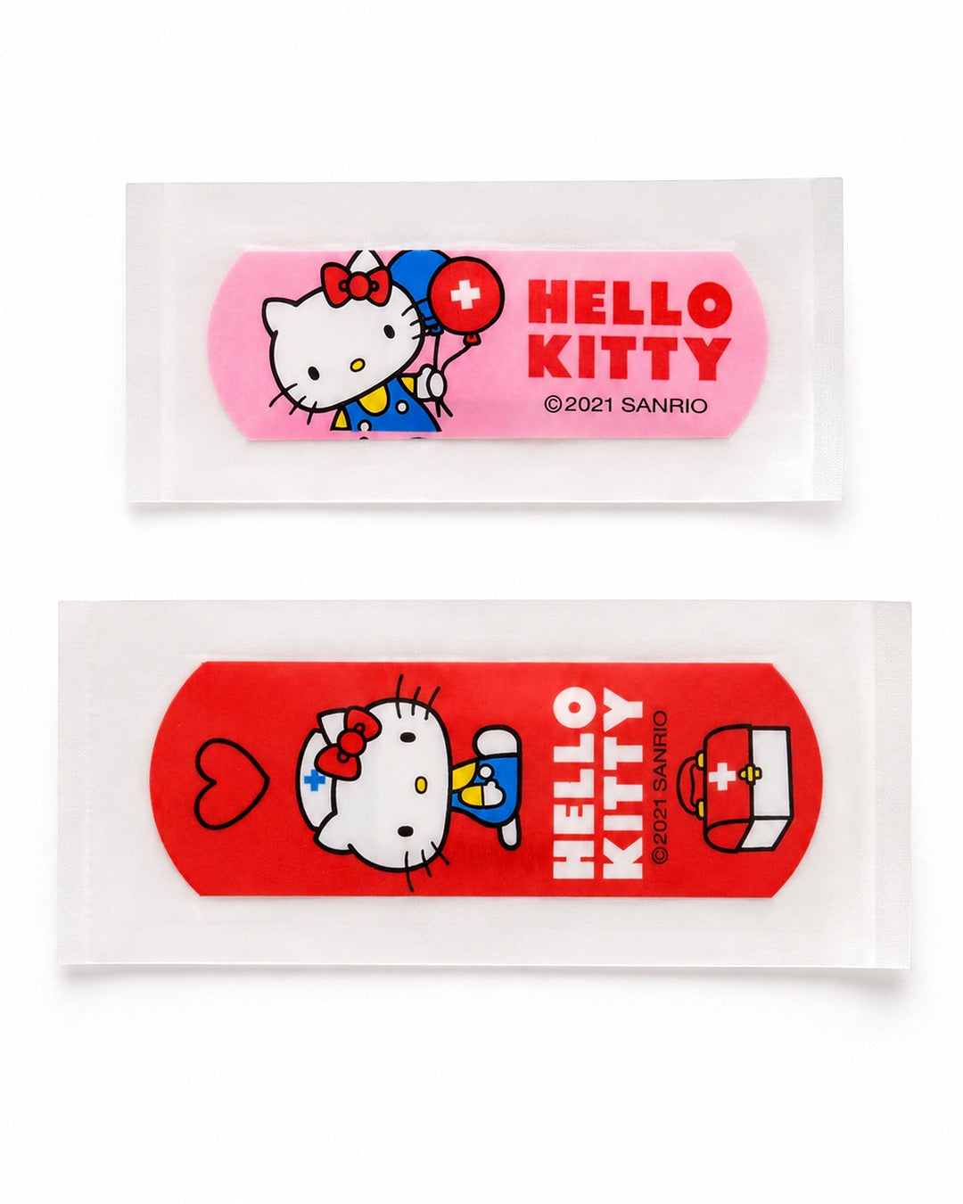 Vue à plat de deux modèles de pansements Hello Kitty différents, l’un rose avec ballon et l’autre rouge avec trousse de secours.