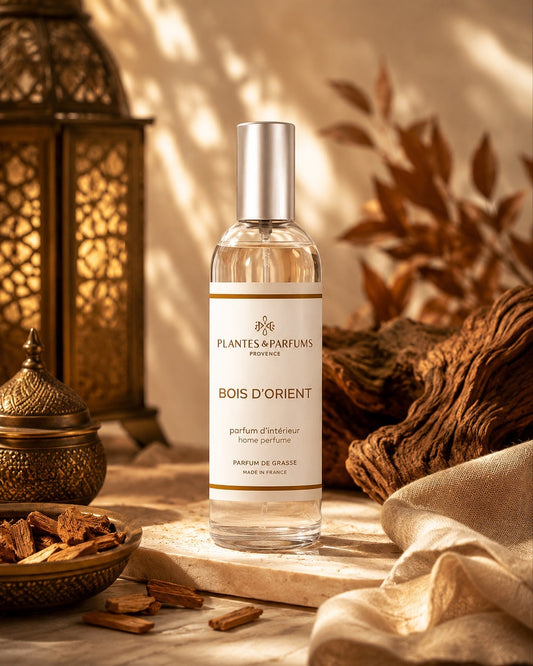 Parfum d’intérieur vaporisateur 100 ml, fragrance Bois d’Orient de Plantes & Parfums. Contenant en verre, ambiance boisée.